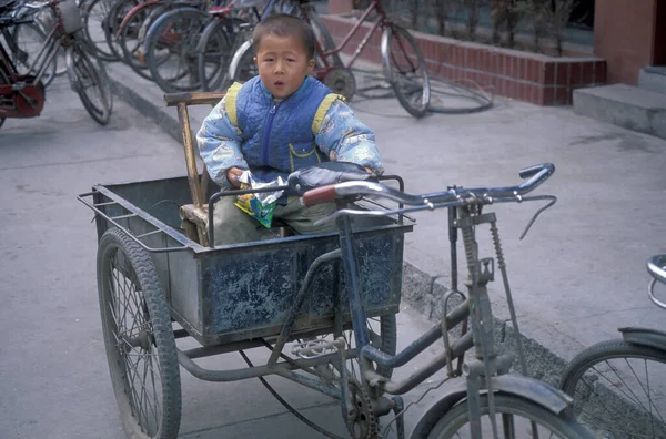 Ένα Αγόρι Ένα Ποδήλατο Riksha Στην Πόλη Nanchang Στην Επαρχία — Φωτογραφία Αρχείου