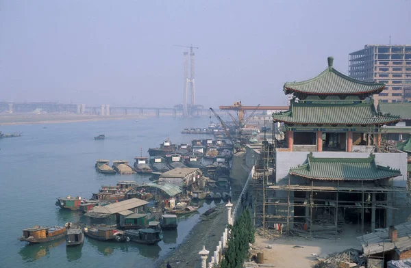 장시성 간창시에 강에서 있었던건 왕자의 파블로용의 China Nanchang November 1996 — 스톡 사진