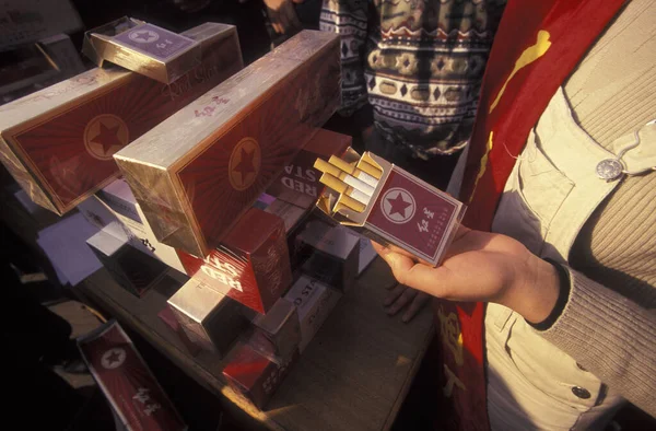 在中国江西省南昌市的一个酒精与禁忌交易会上的香烟促销活动 1996年11月 — 图库照片