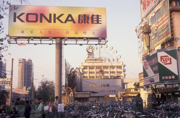 中国江西省南昌市の見本市で市の広場と公園 中国南昌1996年11月 — ストック写真