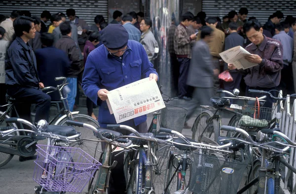 Άνθρωποι Εφημερίδες Στο Stockmerket Στην Πόλη Nanchang Στην Επαρχία Jiangxi — Φωτογραφία Αρχείου