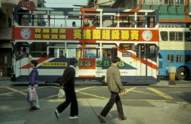 Hong Kong 'da Hong Kong Central' da İngiliz bayrağının renkleriyle geleneksel bir tramvay. Hong Kong, Haziran 1997