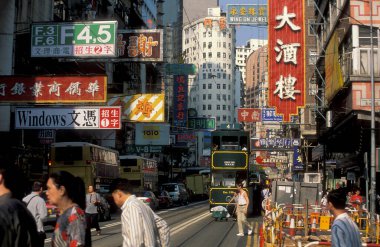 Hong Kong 'da Hong Kong Central caddelerinde geleneksel bir tramvay. Hong Kong, Haziran 1997