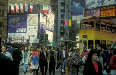 Hong Kong 'da Hong Kong Central caddelerinde geleneksel bir tramvay. Hong Kong, Haziran 1997