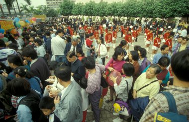 Hong Kong 'daki Hong Kong Central' ın ufuk çizgisi önündeki Kowloon rıhtımında geleneksel Çin dansı. Hong Kong, Haziran 1997