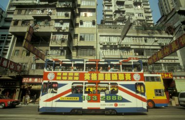 Hong Kong 'da Hong Kong Central' da İngiliz bayrağının renkleriyle geleneksel bir tramvay. Hong Kong, Haziran 1997