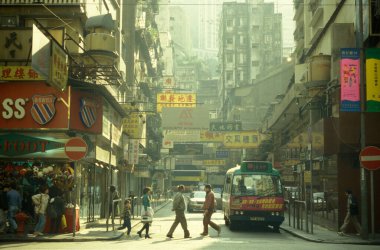 Hong Kong 'da Hong Kong Merkez' inin ufuk çizgisinde bir yol. Hong Kong, Haziran 1997