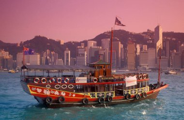 Hong Kong 'da Hong Kong Central' ın önündeki bir gemide eski bir Hong Kong bayrağı. Hong Kong, Haziran 1997