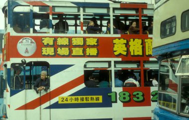 Hong Kong 'da Hong Kong Central' da İngiliz bayrağının renkleriyle geleneksel bir tramvay. Hong Kong, Haziran 1997