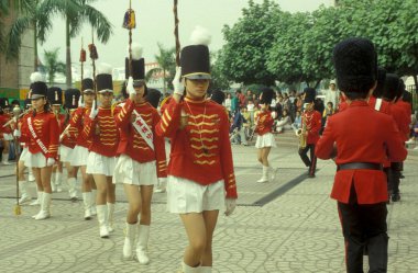 Geleneksel İngiliz üniformaları Hong Kong 'daki Hong Kong Merkez' inin önündeki Kowloon rıhtımında sergileniyor. Hong Kong, Haziran 1997