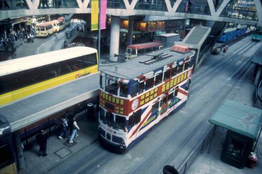 Hong Kong 'da Hong Kong Central' da İngiliz bayrağının renkleriyle geleneksel bir tramvay. Hong Kong, Haziran 1997