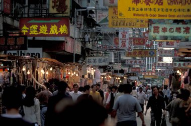Hong Kong 'da Hong Kong Kowloon' un siluetinde bir yol. Hong Kong, Haziran 1997