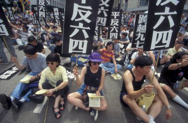 Hong Kong 'un Çin' e teslim edilmesinden önce Hong Kong 'un şehir merkezinde Demokrasi için bir yürüyüş. Hong Kong, Haziran 1997