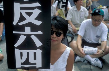 Hong Kong 'un Çin' e teslim edilmesinden önce Hong Kong 'un şehir merkezinde Demokrasi için bir yürüyüş. Hong Kong, Haziran 1997