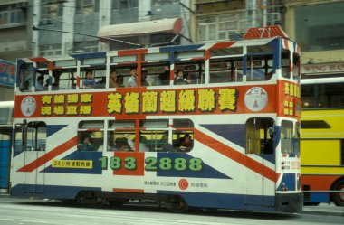 Hong Kong 'da Hong Kong Central' da İngiliz bayrağının renkleriyle geleneksel bir tramvay. Hong Kong, Haziran 1997