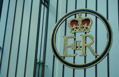 Hong Kong 'un Çin' e teslim edilmesinden önce Hong Kong 'un merkezindeki British Hong Kong Gouvertment House' un kapısında bir İngiliz tabelası. Hong Kong, Haziran 1997