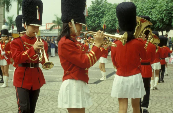 Aziatische Jongeren Kostuum Trompetten Muziek Parade — Stockfoto