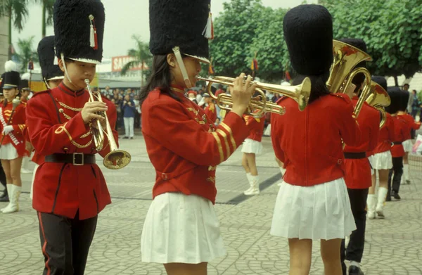 Jeunes Asiatiques Costume Trompettes Défilé Musical — Photo