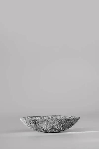 Gri arka planda sunum ve sergiler için doğal taş açılımı. Organik kozmetik ürünler için soyut podyum. Asgari biçim.