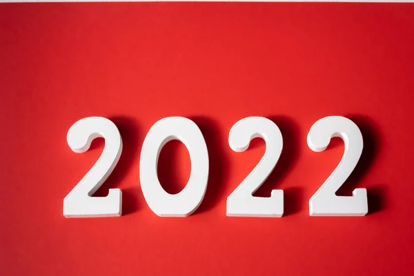 新年快乐 白色木制编号2022 红色背景隔离 问候卡 — 图库照片
