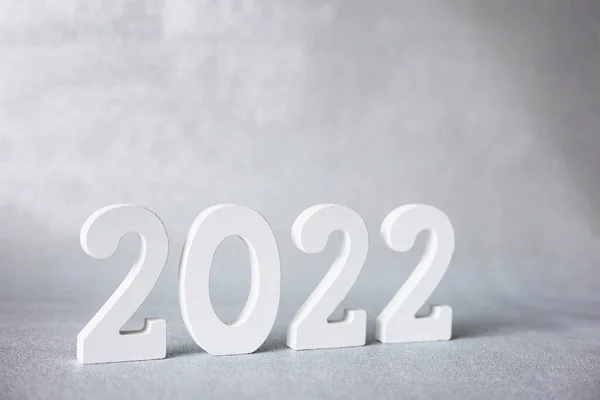 装饰白色木制编号2022隔离在灰色背景 新的一年2022 — 图库照片