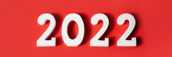 Mulţi Ani Numere Albe Din Lemn 2022 Izolate Fundal Roșu — Fotografie, imagine de stoc