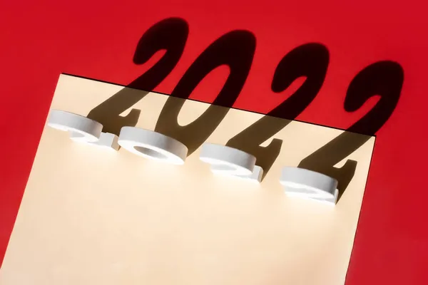 2022年新年 白色2022和空白红纸与米色背景的复制空间 圣诞贺卡 干净的纸 邀请函模板 顶视图 复制空间 — 图库照片