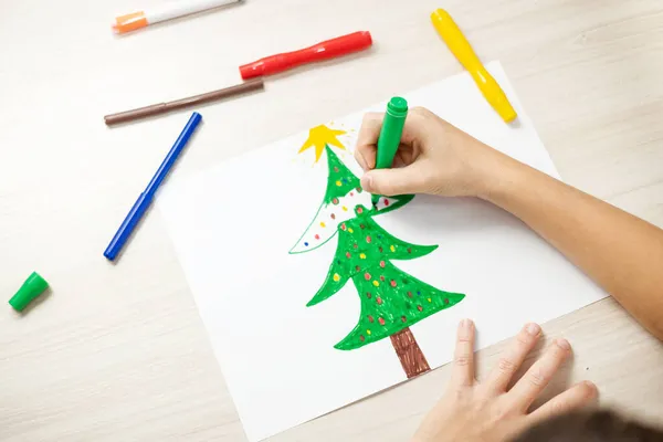Niño Dibuja Árbol Navidad Vacaciones Navidad Chico Escribe Una Carta — Foto de Stock