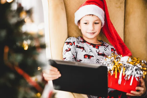 Feliz Adolescente Pijama Sombrero Santa Roja Con Tableta Vídeo Chat —  Fotos de Stock