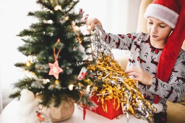 Vacaciones Navidad Año Nuevo Niño Feliz Pijama Caja Regalo Apertura —  Fotos de Stock