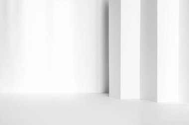 Ürün sunumu için soyut beyaz 3D stüdyo arka planı. Penceresi gölgeli boş gri bir oda. Bulanık arkaplan ile ürünü göster.