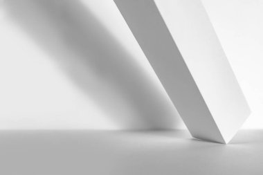 Ürün sunumu için soyut beyaz 3D stüdyo arka planı. Penceresi gölgeli boş gri bir oda. Bulanık arkaplan ile ürünü göster.