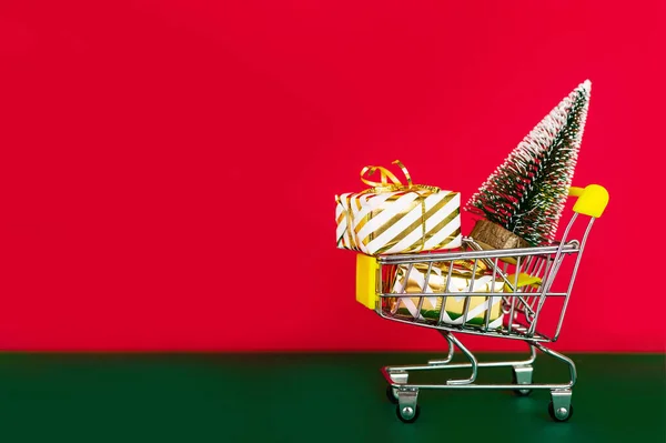 Online Jul Shopping Och Försäljning Kundvagn Med Presentaskar Och Julgranar — Stockfoto