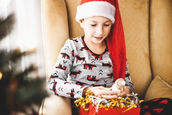 Vacaciones Navidad Año Nuevo Niño Feliz Pijama Caja Regalo Apertura —  Fotos de Stock