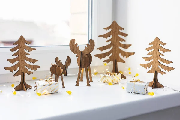 Vánoční Jelen Dekorativní Zlatá Dárková Krabice Dřevěná Sobí Hračka Bílém — Stock fotografie