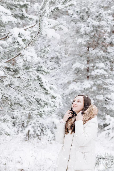 Retrato Inverno Mulher Jovem Menina Feliz Andando Floresta Inverno Olhando — Fotografia de Stock
