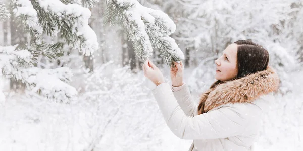 若い女性の冬の肖像画 幸せな女の子は冬の森の中を歩くと雪が降って探します クリスマスと新年の休日 スローライフ かわいいです女性で暖かい服で楽しいです自然屋外 — ストック写真