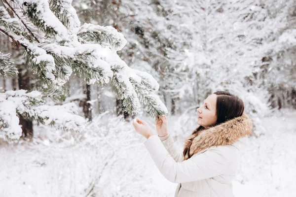 Vinterporträtt Ung Kvinna Lycklig Flicka Promenader Vinterskogen Och Ser Snö — Stockfoto