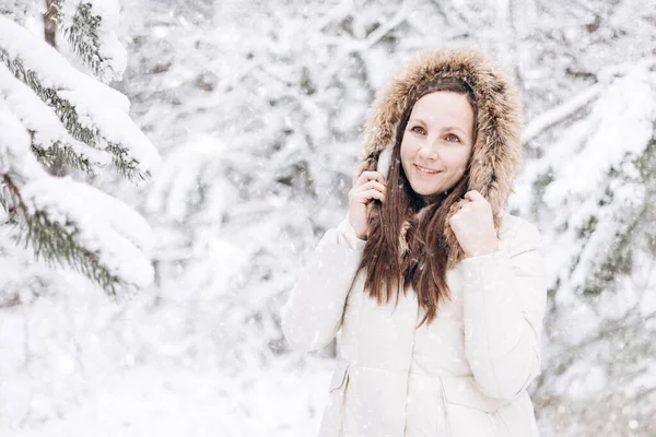 Vinterporträtt Ung Kvinna Lycklig Flicka Promenader Vinterskogen Och Ser Snö — Stockfoto