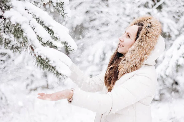 Vinterporträtt Ung Kvinna Lycklig Flicka Promenader Vinterskogen Och Ser Snö — Stockfoto