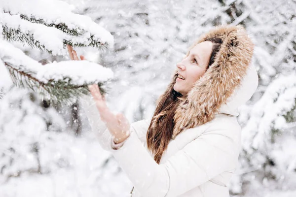 Vinterporträtt Ung Kvinna Lycklig Flicka Promenader Vinterskogen Och Ser Snö — Stockfoto