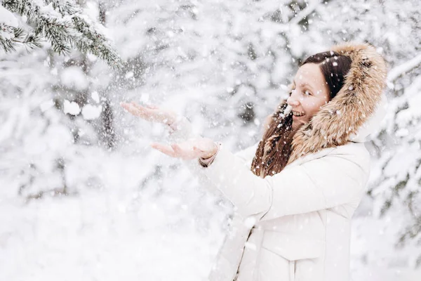 Winterporträt Einer Jungen Frau Glückliches Mädchen Das Winterwald Spazieren Geht — Stockfoto