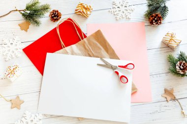Çocuklar için Noel kese kağıdı için adım adım talimatlar. Noel Baba 'nın renkli kağıt, yapıştırıcı ve makasla yaptığı yeni yıl paketi. Güzel motor beceriler. Kış tatili zamanı. El yapımı. Adım 1
