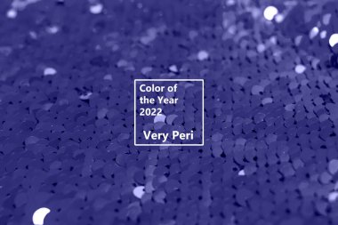 2022 'nin moda rengi çok moda. Fotokopi alanı olan soyut parlak pullar. Mor moda parıltılı pullar