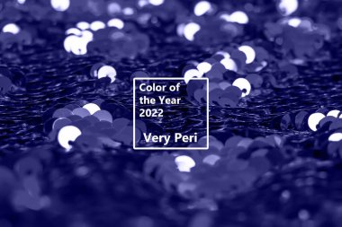 2022 'nin moda rengi çok moda. Fotokopi alanı olan soyut parlak pullar. Mor moda parıltılı pullar