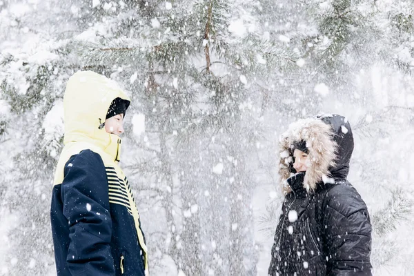 Szczęśliwy Nastolatek Chłopcy Patrząc Śnieg Spada Zimowym Lesie Dzieci Bawią — Zdjęcie stockowe