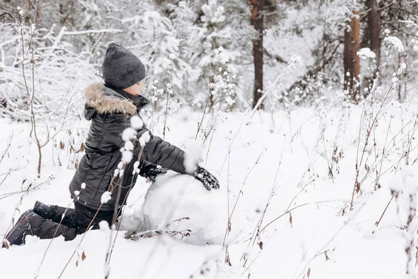 Happy Child Rolling Big Snowball Snowman Snowy Winter Forest Teenager — Stockfoto