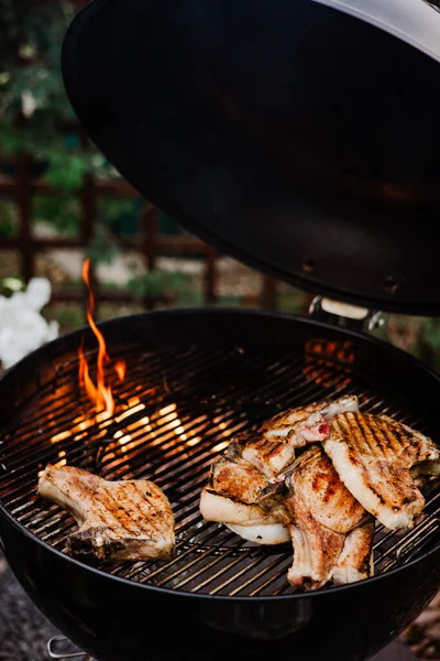 バーベキューの肉のグリルステーキが炎で閉じ込められています 裏庭バーベキュー — ストック写真