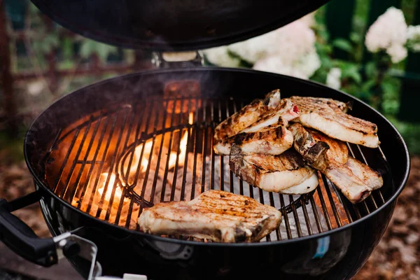 バーベキューの肉のグリルステーキが炎で閉じ込められています 裏庭バーベキュー — ストック写真