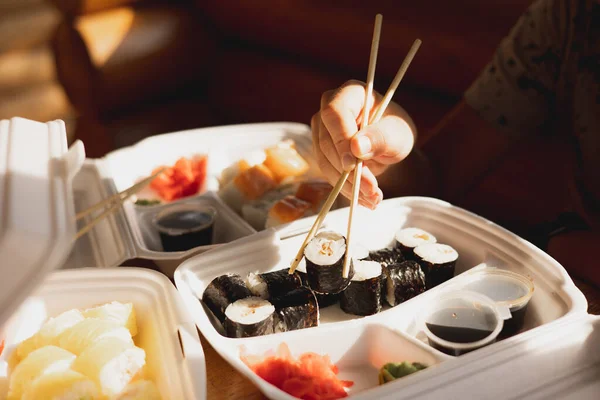 Plastik Yemek Kabında Suşi Ruloları Japon Mutfağı Tek Kullanımlık Konteynırlarda Telifsiz Stok Fotoğraflar